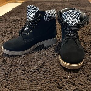 Chatties Size 7 Black Lace Up Boots